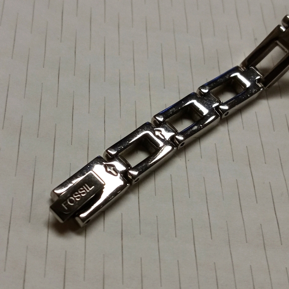 Fossil F2 Women s Wrist Watch - Picture 3 of 3